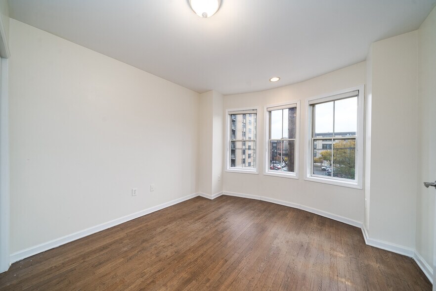 Flex room with Bay windows - 204 Jackson St