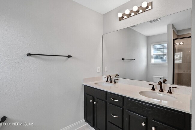 Building Photo - 212 Ruskin Dr
