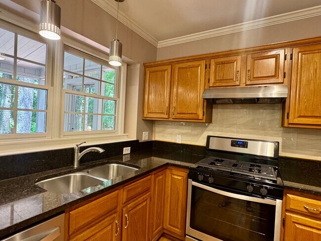 Building Photo - 4 Bed | 2.5 Bath House in Chapel Hill