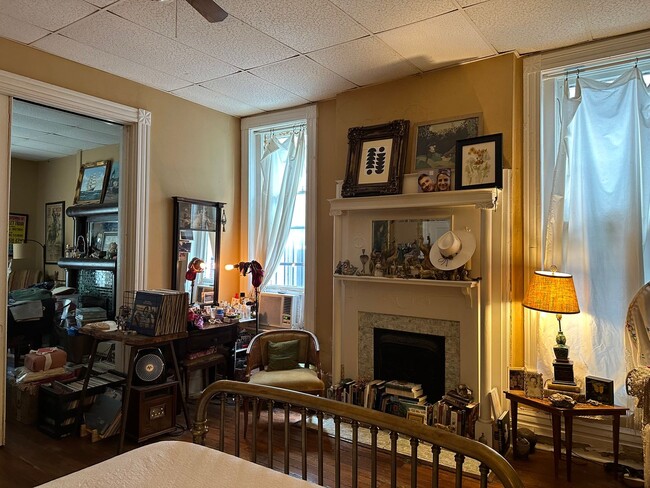 Building Photo - Charming 1 Bedroom/ 1 Bath Apartment walka...