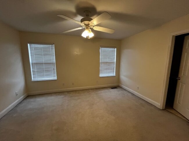 Building Photo - 2 Bedroom 2.5 bath townhome for rent