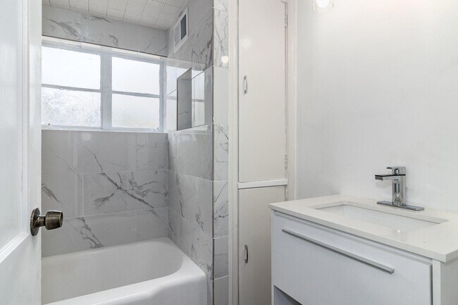 Building Photo - 2113 Cresswell Dr
