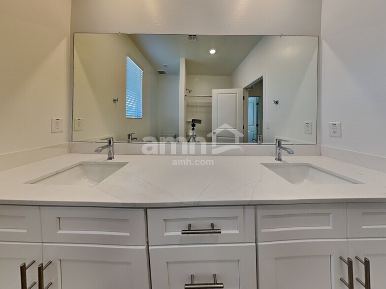 Building Photo - 20177 W Thomas Rd