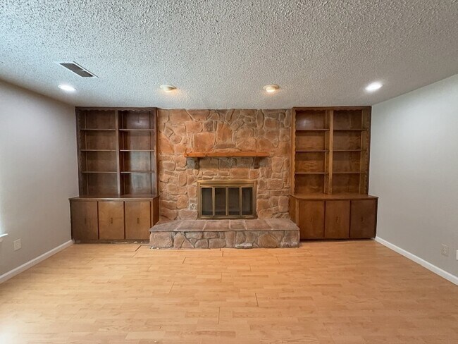 Building Photo - 603 Shelmar Dr
