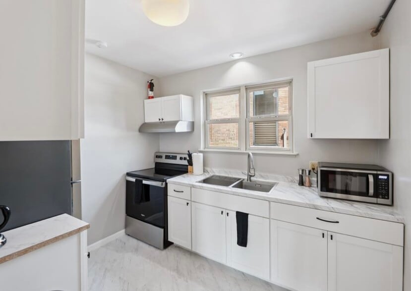 Building Photo - 100 S Ann Arbor St