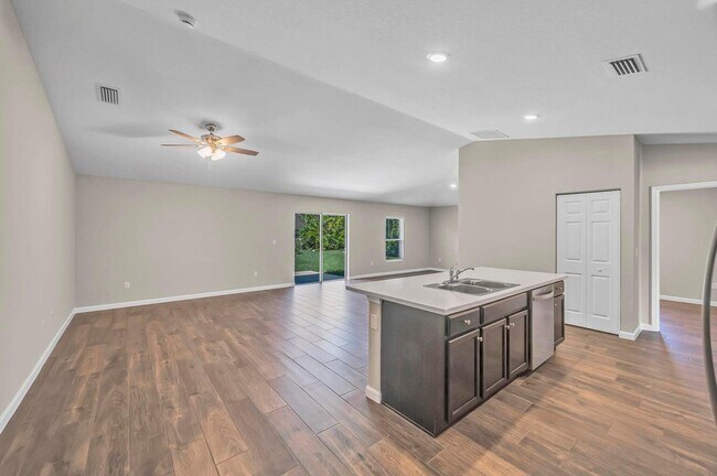 Building Photo - 574 NW Bayshore Blvd