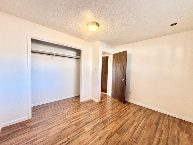 Building Photo - 207 W Rosebud Ave