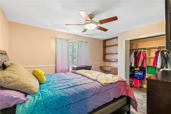 Building Photo - 607 E 11th St