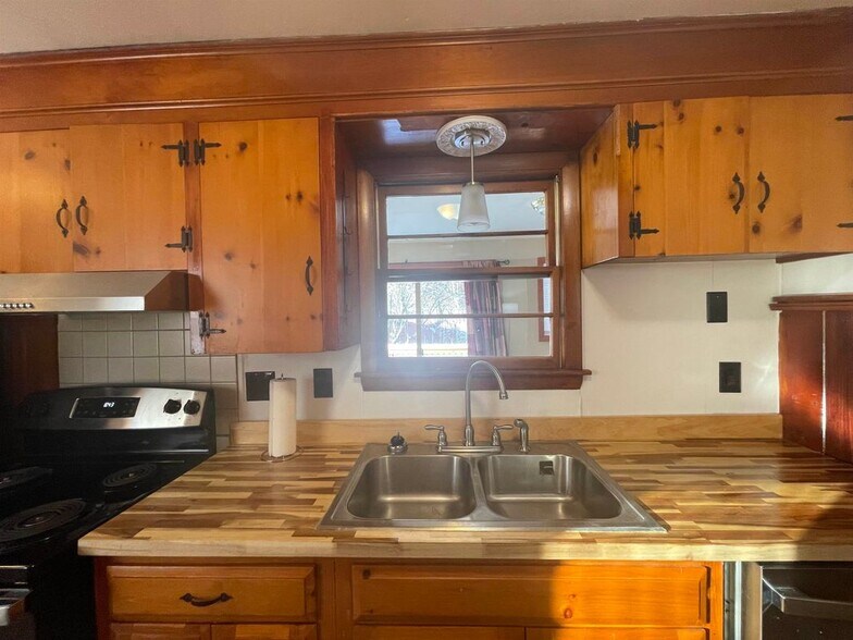 Building Photo - 7 Central