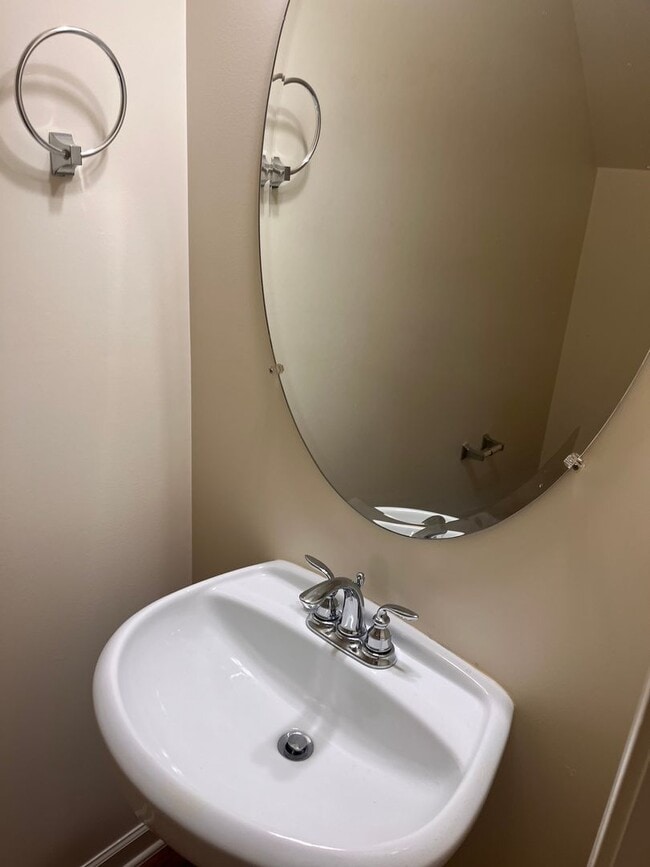 Building Photo - Beautiful Townhouse