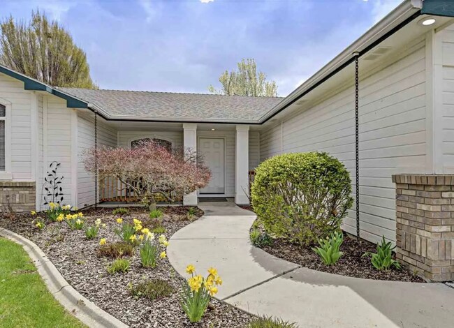 Building Photo - Bristol Heights Beauty: Single-Level 3-Car Garage Home with Private Backyard