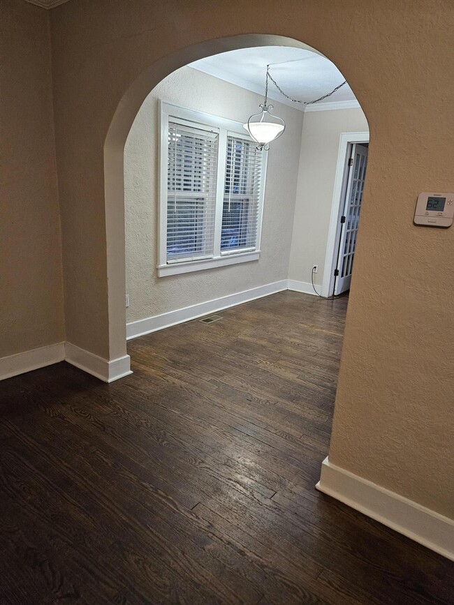 Building Photo - 619 S Kentwood Ave