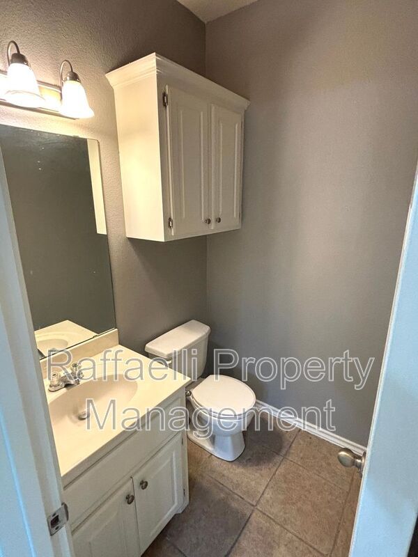 Building Photo - 6 Fernwood Dr