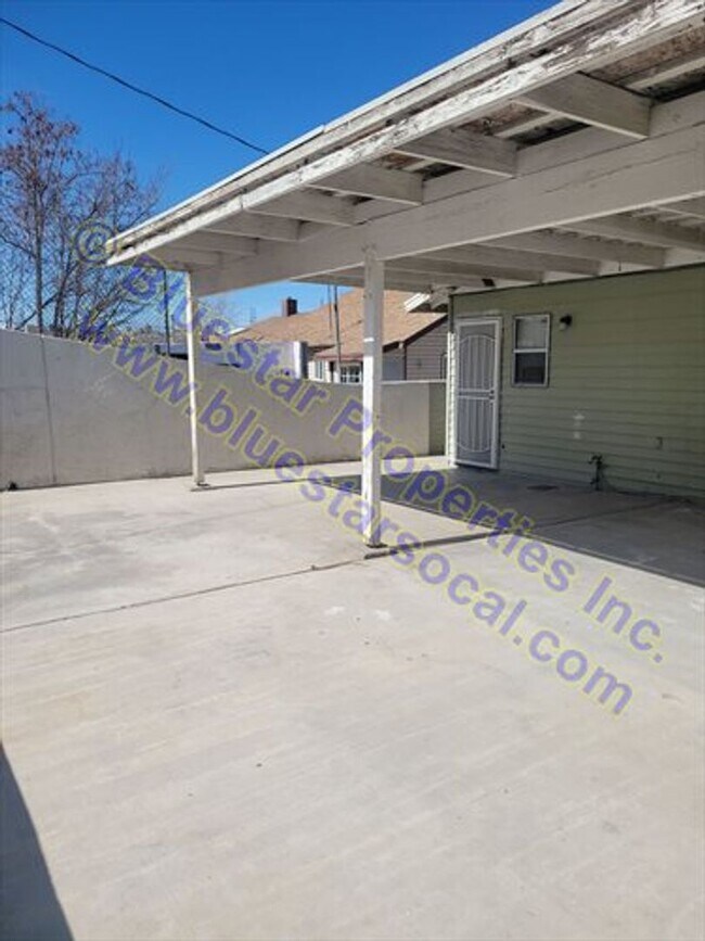 Building Photo - 15469 Hesperia Rd