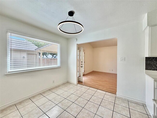 Building Photo - 1423 W Braker Ln