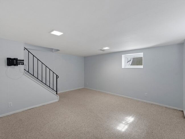 Building Photo - Discover Your Dream Townhome in Fairlingto...