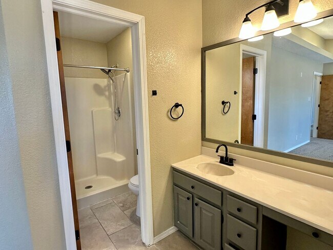 Building Photo - 3 Bdrm/2 Bath Home w/Refrigerated Air Clos...