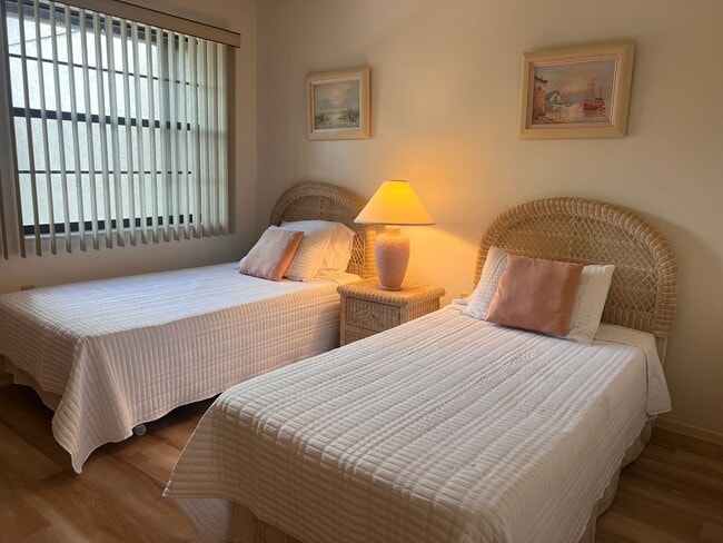 Building Photo - GREAT PRICE!  2BR/1.5 BATH - 2 month minimum rental