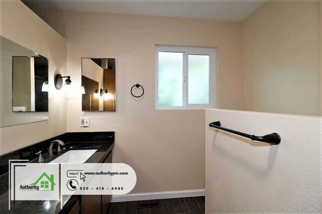 Building Photo - 875 Lakeview Dr