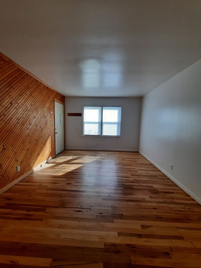Building Photo - 2 BED | 1 BATH | DUPLEX | WEST