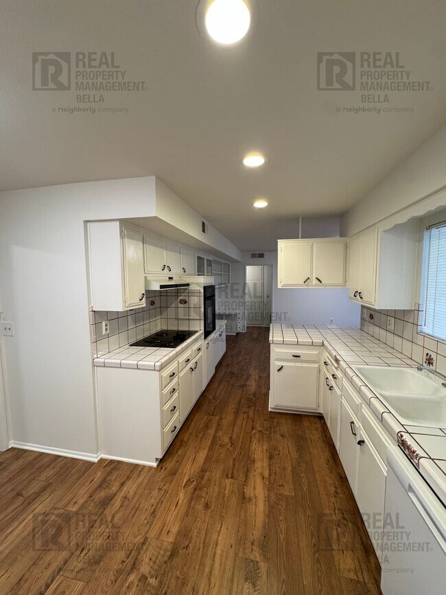 Building Photo - Spacious 3-Bedroom Home with Sunroom & Upg...