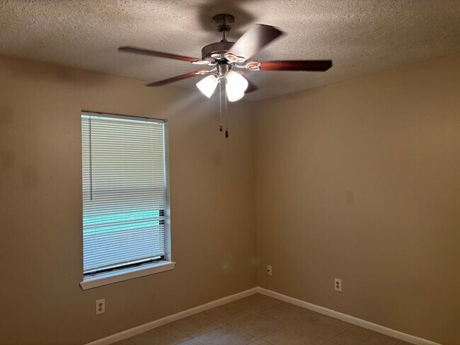 Building Photo - 2 bedroom 2 bath