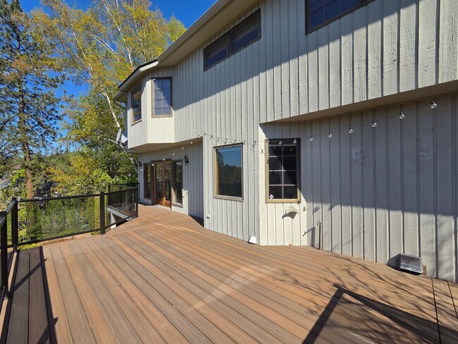 Building Photo - $3,800 - 5 Bed / 4 Baths Stunning Northwood Home with Views