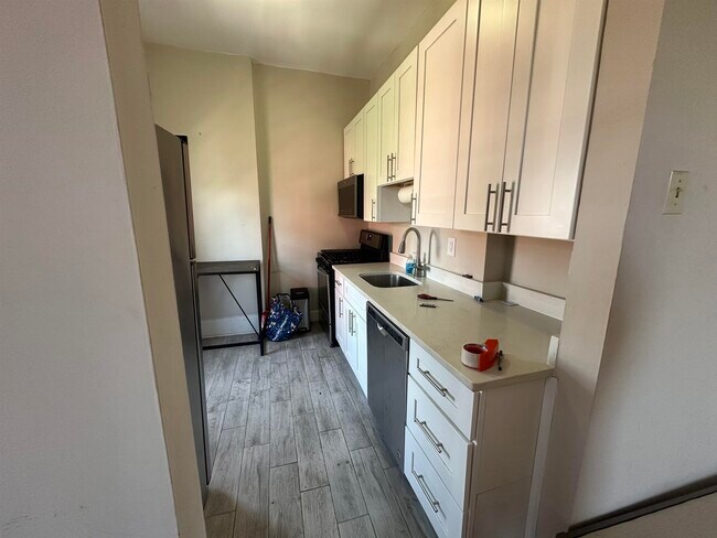 Building Photo - 1042 Park Ave