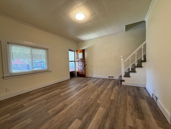 Building Photo - Updated 3BR house with fenced yard!