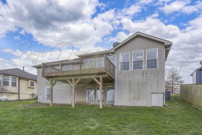 Building Photo - STUNNING GRAIN VALLEY HOME!!!