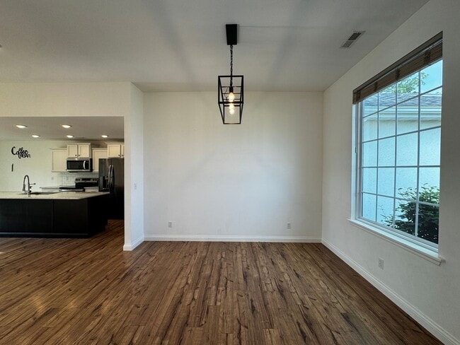 Building Photo - Single Family Home - Available For Rent!