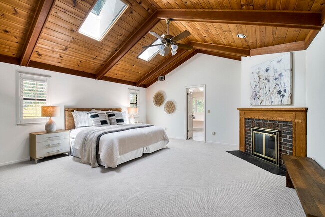 Building Photo - 8 Racquet Ct