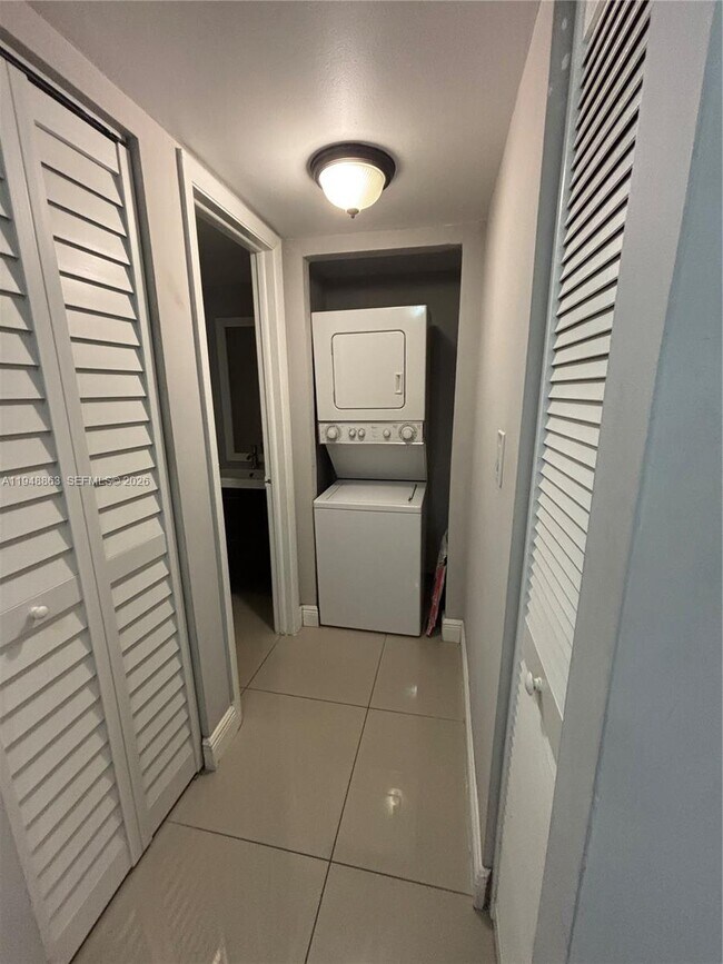 Building Photo - 400 Commodore Dr