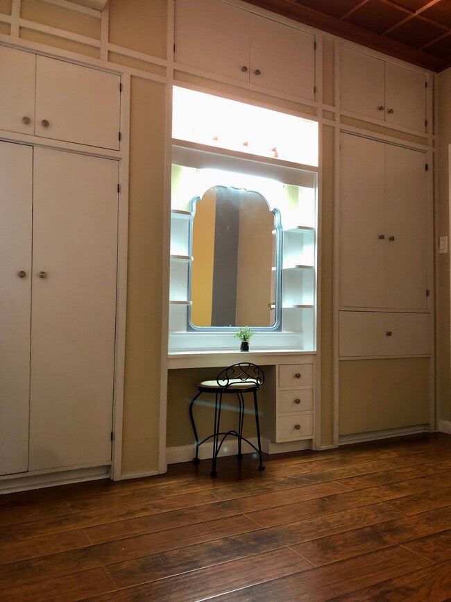 Building Photo - 2447 Malabar St