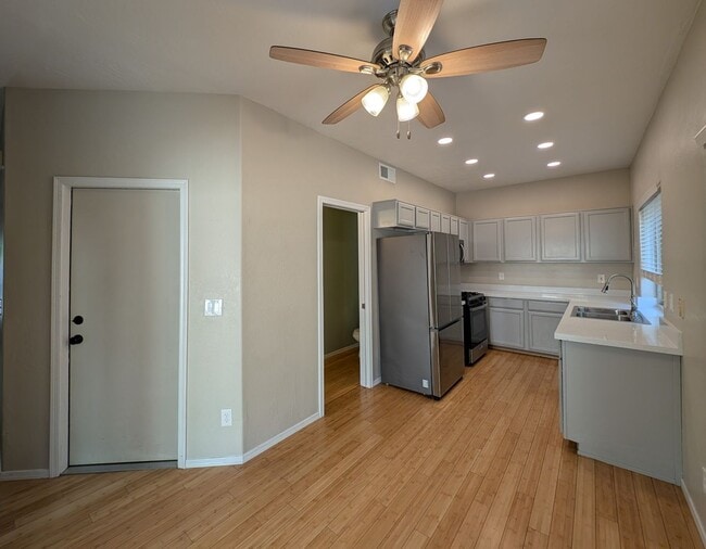 Building Photo - 2 Bedroom Townhome in the Stone Gate Commu...
