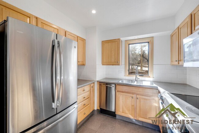 Building Photo - Fully Updated 3 Bedroom/ 3 Bath Peaceful C...