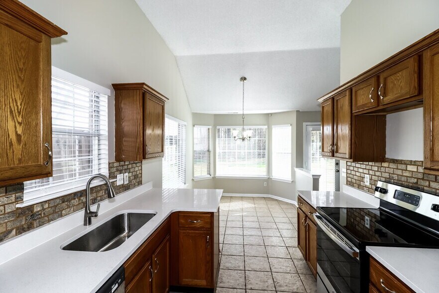 Building Photo - 5560 Mary Ln