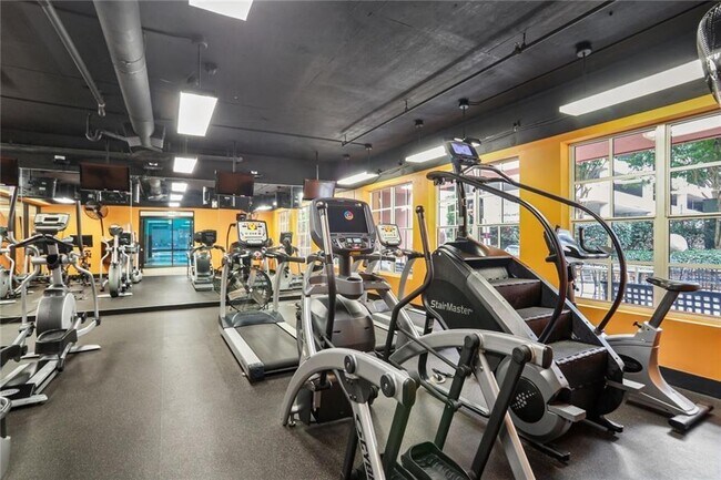 Building Photo - 1101 Juniper St NE