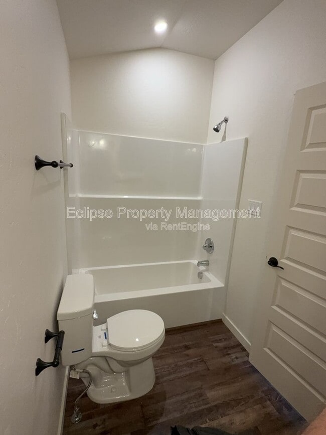 Building Photo - 250 Sasha St