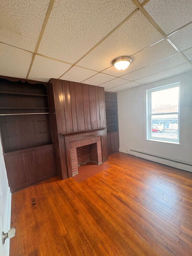 Building Photo - 2nd Floor 3 Bedroom Apartment in Downtown York City