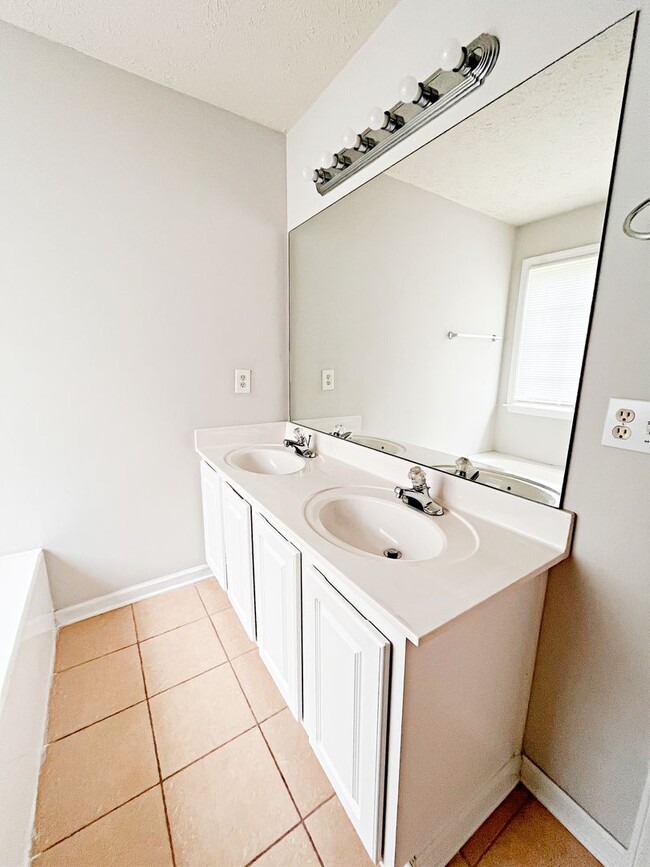 Building Photo - Charming 3 Bedroom Home