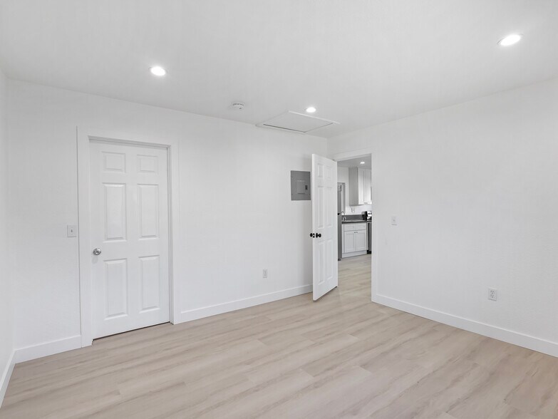 Building Photo - 8828 Chimineas Ave