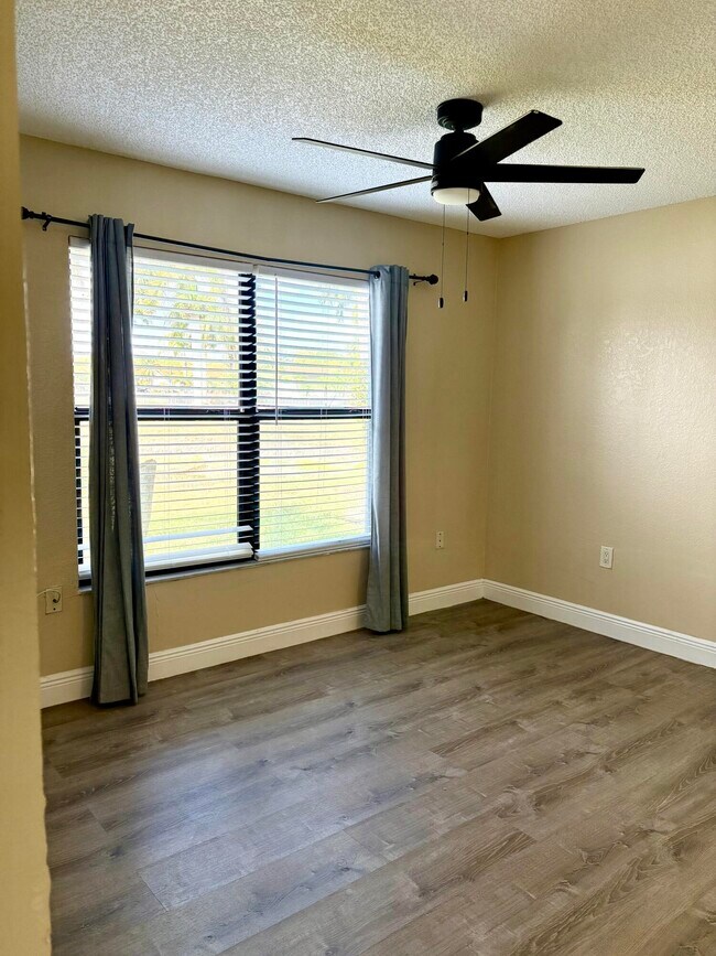 Building Photo - 1545 Lake Crystal Dr