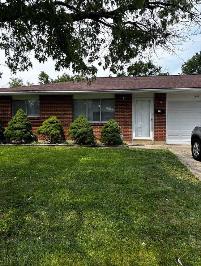 Building Photo - Beautiful 2 bed 1.5 bath Duplex with spacious backyard!