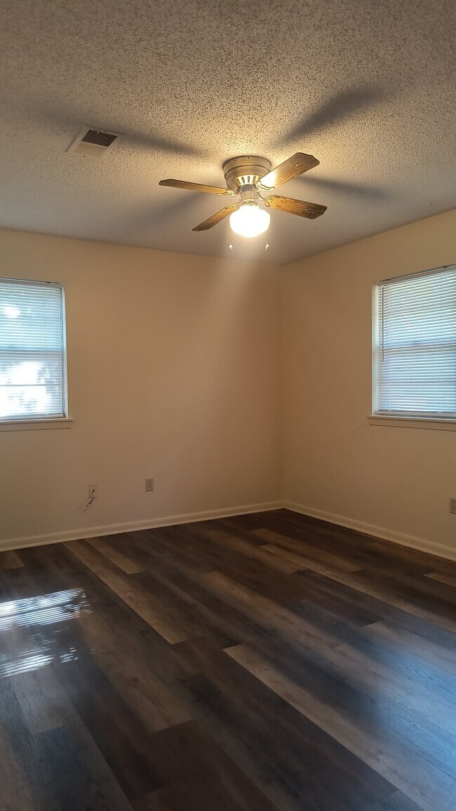 Building Photo - 7211 Rustic Cir