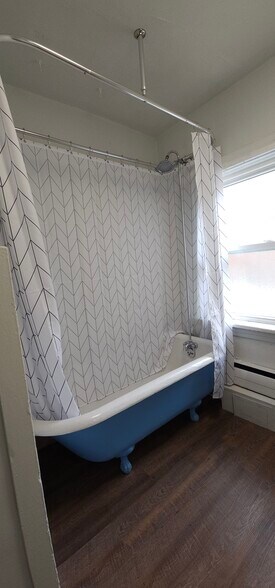 Bath - 2370 Eldridge St