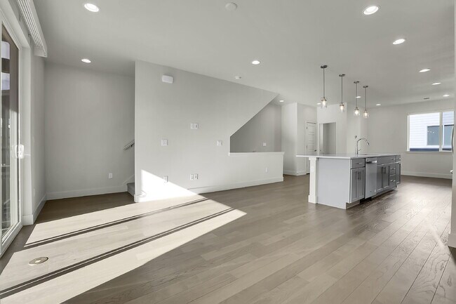 Building Photo - $2,500 - 2 Bed, 2 Full Bath Townhome In Broomfield with Central AC and In Unit Laundry!