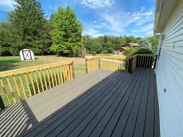 Spacious backyard deck - 5512 Clearview Rd