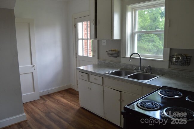 Building Photo - 102 Feimster St