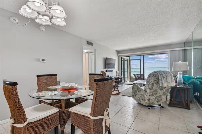 Building Photo - 6177 Sun Blvd